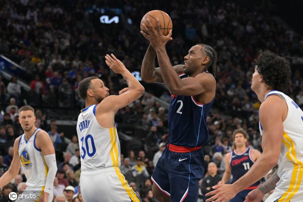 库里带伤鏖战轰35分助队逆转 媒体人：当代的真正王者！